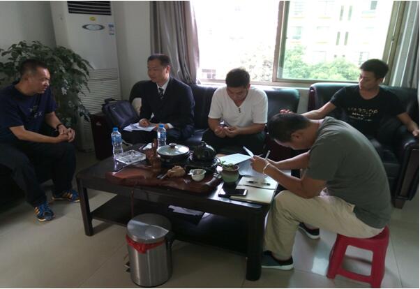 在元阳县移动和车辆主管张笠（左一）举行交流